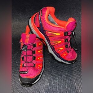 Salomon Vibrant re d and Orange Athletic Shoes boy size 2